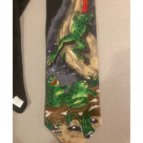 Authentic Budweiser Frogs w Bud Delivery Truck Tie Anheuser-Busch Merchandise. - Picture 2 of 4